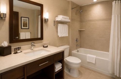 Toronto Entertainment District Apartment | Harbourfront 2BR Retreat Near CN Tower