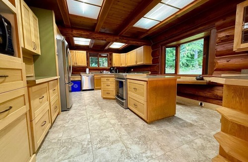 Golden House | Hartley Ridge - Log Home, Views, Gym & Hot Tub