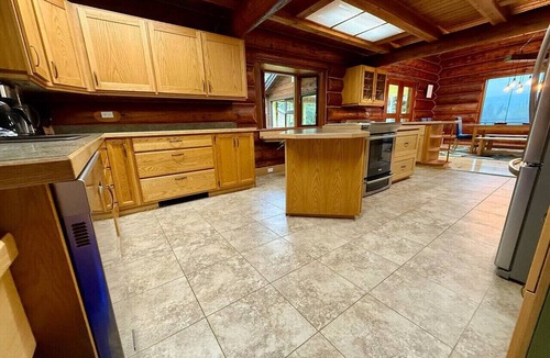 Golden House | Hartley Ridge - Log Home, Views, Gym & Hot Tub
