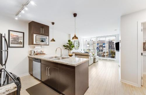 Crosstown Apartment | Heart of Downtown Entire Condo - Parking, Pool, Gym, Office, AC