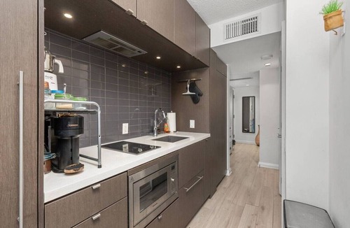 Bloor-Yorkville Apartment | Heart of Yorkville – Walk to UofT, ROM & Bloor St