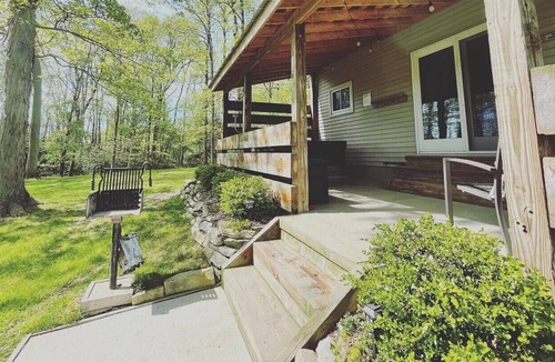 Norwalk Cottage | Hickory Creek Cottage - romantic getaway w/ hot tub, fireplace, open loft