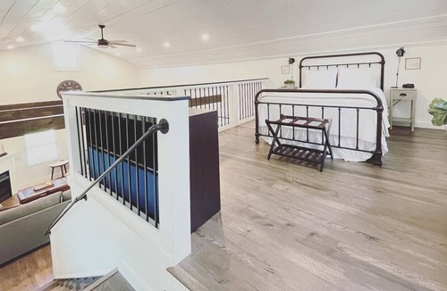 Norwalk Cottage | Hickory Creek Cottage - romantic getaway w/ hot tub, fireplace, open loft