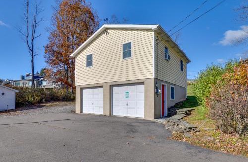 Center Moreland Apartment | Hike, Ski & Golf: Water-View Lake Winola Retreat!