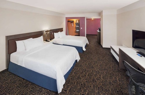 Quartier des Spectacles Hotel | Hilton Garden Inn Montreal Centre-Ville
