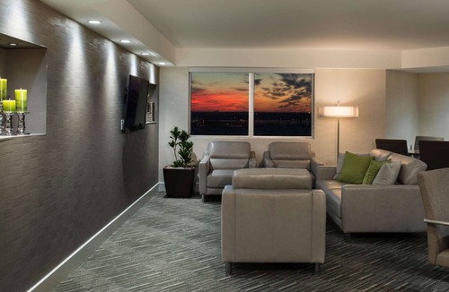 Winnipeg Hotel | Hilton Winnipeg Airport Suites