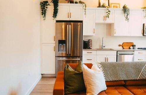 Downtown Halifax Bed & Breakfast | Historic Charming 2BR Apartment DT Halifax