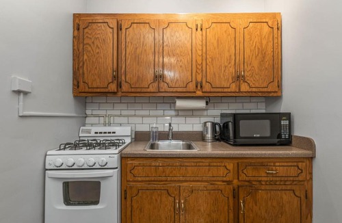 Hyde Park Apartment | Historic HP Studio with Fast Transit to UChicago & DT by Zen Rentals