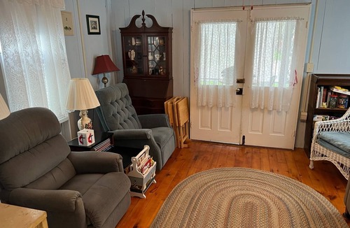 Lakeside Cottage | Historic Lakeside cottage close to downtown.