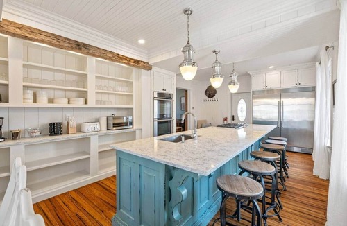 Kingsville House | Historic Luxury Retreat in Downtown Kingsville