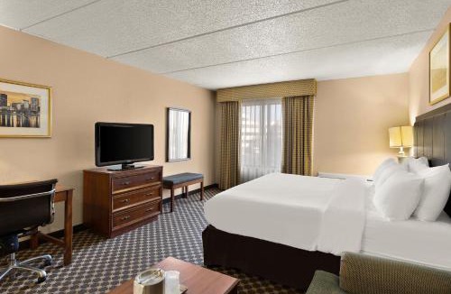 North Olmsted Hotel | Holiday Inn Cleveland Airport West by IHG