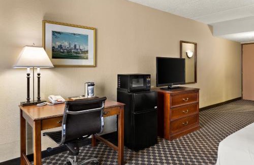 North Olmsted Hotel | Holiday Inn Cleveland Airport West by IHG