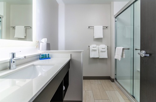 Allen Park Hotel | Holiday Inn Express & Suites Allen Park by IHG