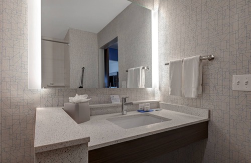 Brighton Hotel | Holiday Inn Express & Suites Brighton by IHG