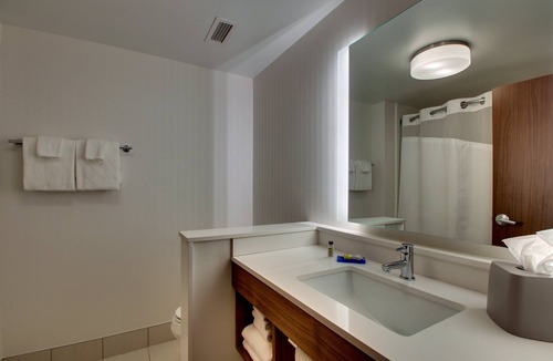 Findlay Hotel | Holiday Inn Express & Suites Findlay North by IHG