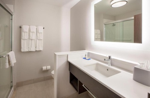 Milan Hotel | Holiday Inn Express & Suites - Milan - Sandusky Area by IHG