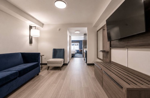 Niagara Falls Hotel | Holiday Inn Express Hotel & Suites Niagara Falls by IHG