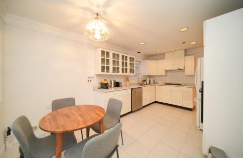 Marpole Villa | Home Base Van West 5 Bedrooms