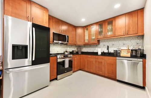 Mount Washington House | ★ HostWise Stays ★ Luxe Hot Tub | Great Patio | Driveway Parking