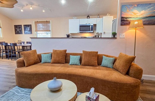 Vermilion House | Hot Tub | King Bed | Relax | Winter Retreat