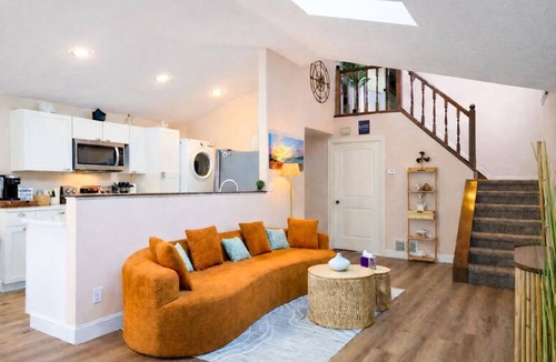 Vermilion House | Hot Tub | King Bed | Relax | Winter Retreat