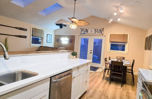 Vermilion House | Hot Tub | King Bed | Relax | Winter Retreat