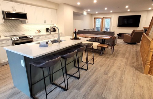 Fernie House | Hot tub | Open-Plan | Newly Renovated | Air-Conditioning