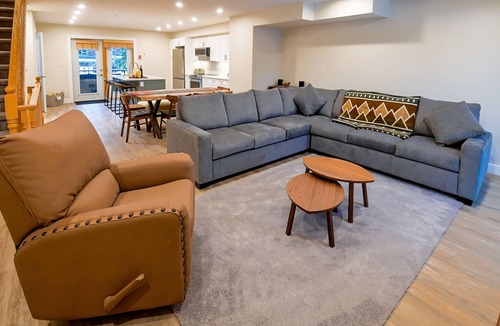 Fernie House | Hot tub | Open-Plan | Newly Renovated | Air-Conditioning