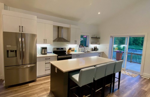 Port Albert House | HOT TUB, ROOFTOP PATIO AND SUNSET LAKE VIEWS! Dogs welcome!