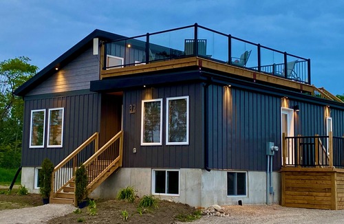Port Albert House | HOT TUB, ROOFTOP PATIO AND SUNSET LAKE VIEWS! Dogs welcome!