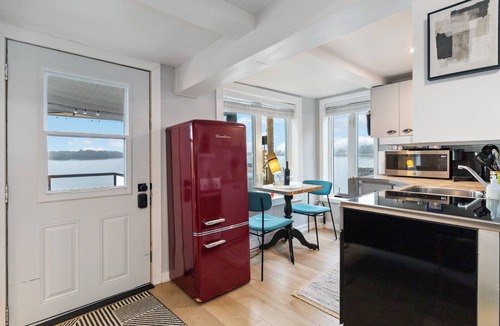 Lunenburg Apartment | Hot tub & spectacular ocean view! Cozy hideaway