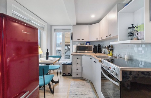 Lunenburg Apartment | Hot tub & spectacular ocean view! Cozy hideaway