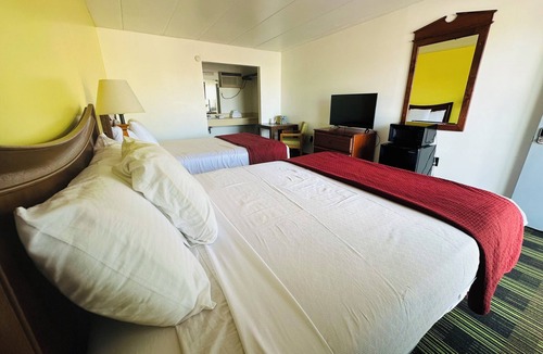 Sandusky Hotel | Hotel with large pool near Cedar Point