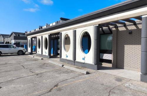 Winnipeg Hotel | Howard Johnson by Wyndham Winnipeg West