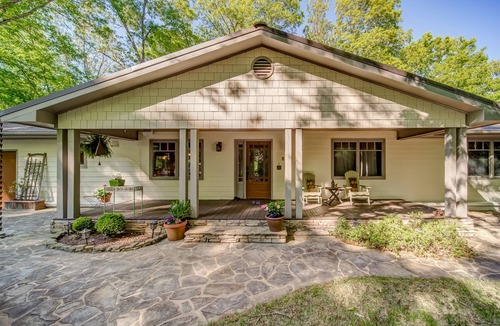 Woodstock House | Huge Secluded Lakeside Super Private Gorgeous Retreat