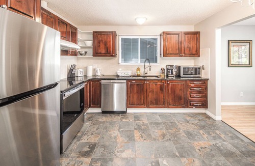 Northwest Calgary House | I @Home Entire 4BR3BA House/YYC/Parking/BBQ