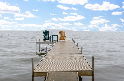 Innisfil Cottage | Idyllic Innisfil Retreat: 2 BDR Lakeside Paradise