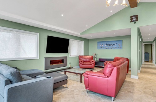 Innisfil Cottage | Idyllic Innisfil Retreat: 2 BDR Lakeside Paradise