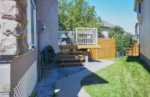 Arbour Lake Apartment | Il Veneto:3BR,2BA,C-Air,IRSauna,BBQ,Sleeps 8,Cozy