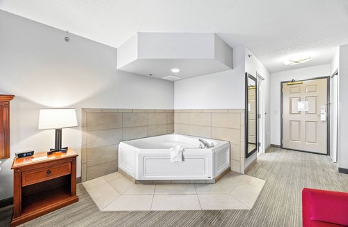 Marinette Hotel | Independence Stay Hotel & Suites