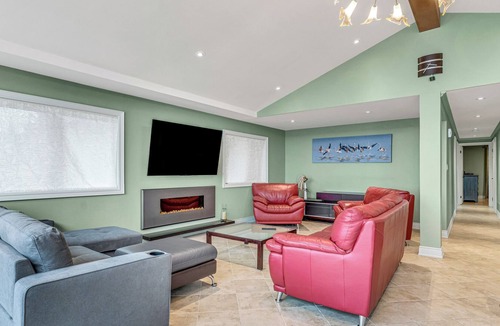Innisfil Cottage | Innisfil Lakeside Paradise: Idyllic 2-BDR Retreat