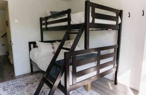 Saint-Raymond Ski Chalet | Java with Private Spa & Games, Lake & Golf