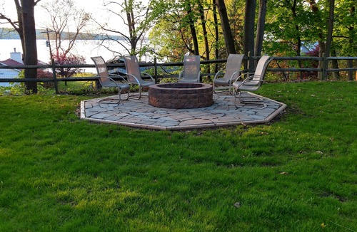 Valois House | June Special Quiet Lakeview Home 1.5 acres, Paved Road HotTub, Firepit, AC, WIFI