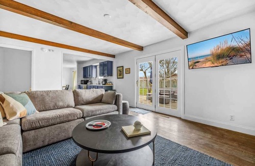 Stevensville House | Juniper Presents: Fire Pit, Deck & Foosball, 1-min to Watermark Brwy