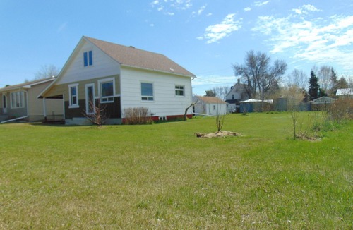 Gilbert Plains House | Just You Vacation Home - Main floor use