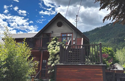 Kaslo House | Kaslo Manor Lodge - The Loki Suite - perfect for groups/families, pet friendly