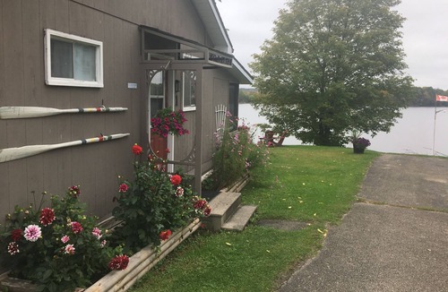 Lyndhurst Cottage | Kayaker's Dream on Lyndhurst Lake