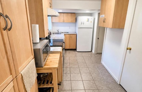 West Side House | Kerrisdale Cozy Queen Room Near UBC & Transit