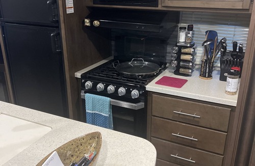 Gypsum RV Rental | Keystone Cougar 32 RLI luxury. Minutes from Cedar point and the Walleye capital