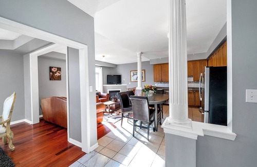 Ajax House | King Bed, 4 TVs, MAJOR INTERNATIONAL SPORTING EVENT Sports Channels And More…